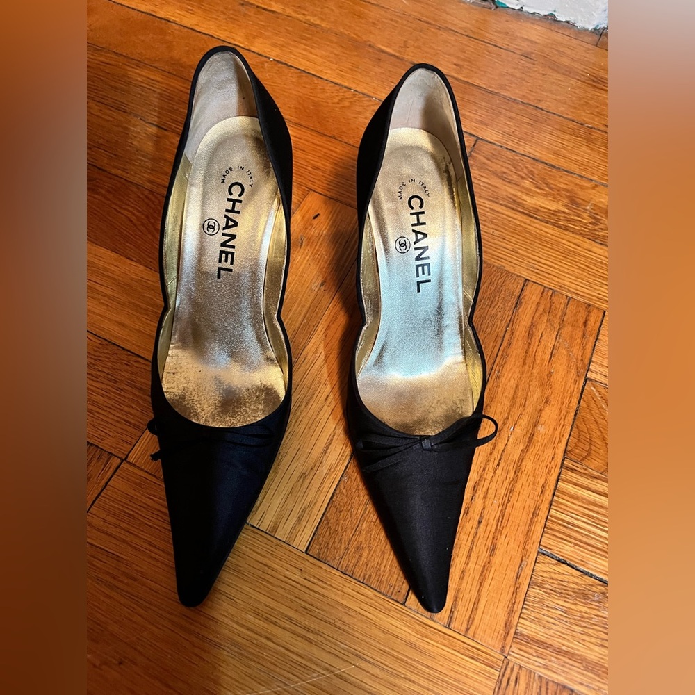 Classic black satin Chanel pump.